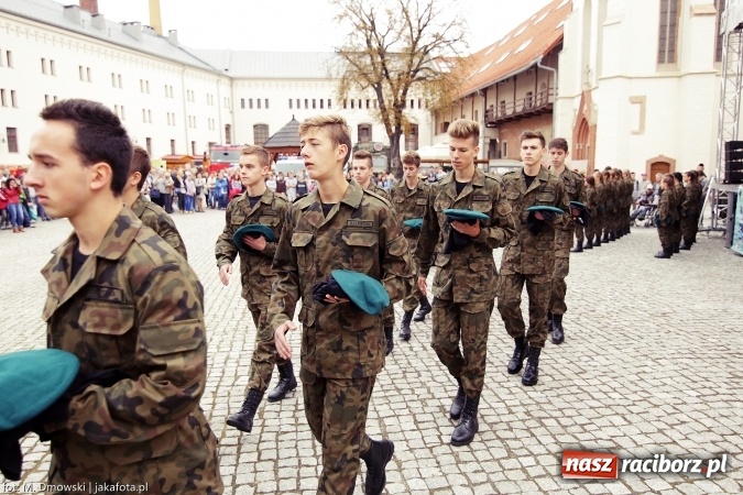 Zdjęcie w galerii na portalu naszraciborz.pl: Piknik militarny na zamku - uczniowie ZSOMS złożyli ślubowanie wiadomości z regionu
