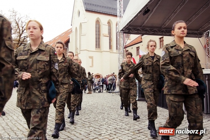 Zdjęcie w galerii na portalu naszraciborz.pl: Piknik militarny na zamku - uczniowie ZSOMS złożyli ślubowanie wiadomości z regionu
