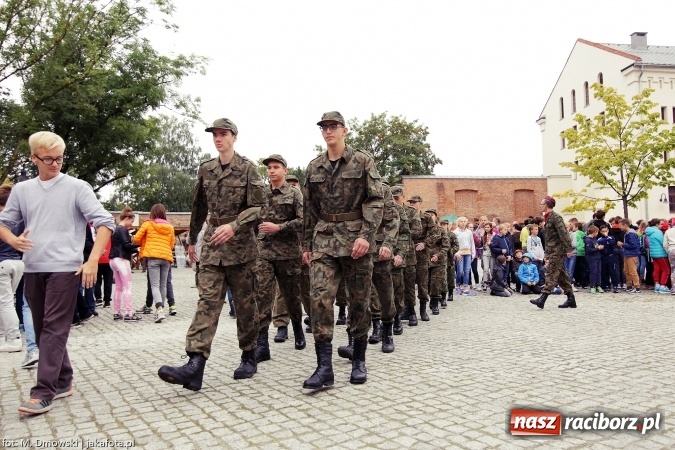 Zdjęcie w galerii na portalu naszraciborz.pl: Piknik militarny na zamku - uczniowie ZSOMS złożyli ślubowanie wiadomości z regionu