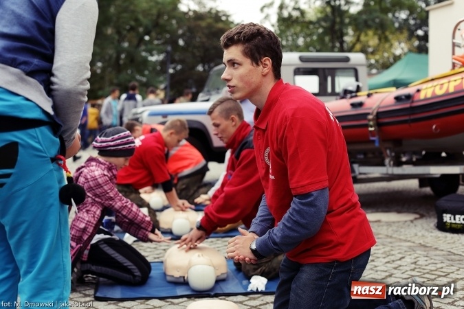 Zdjęcie w galerii na portalu naszraciborz.pl: Piknik militarny na zamku - uczniowie ZSOMS złożyli ślubowanie wiadomości z regionu