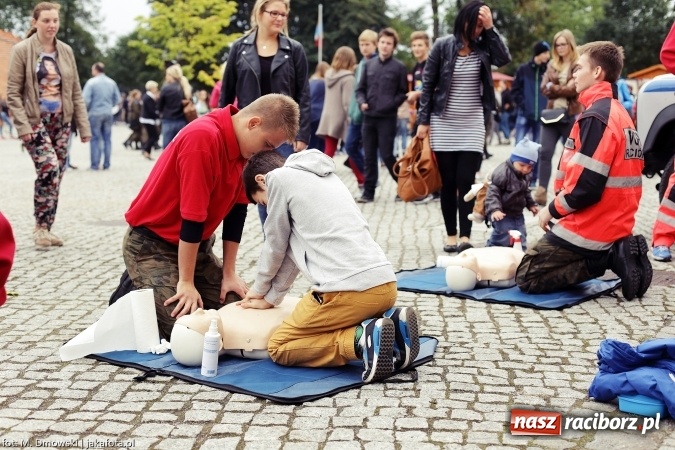 Zdjęcie w galerii na portalu naszraciborz.pl: Piknik militarny na zamku - uczniowie ZSOMS złożyli ślubowanie wiadomości z regionu