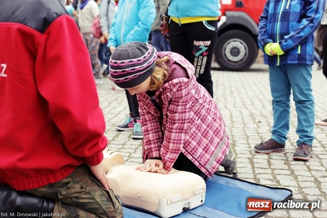 Zdjęcie w galerii na portalu naszraciborz.pl: Piknik militarny na zamku - uczniowie ZSOMS złożyli ślubowanie wiadomości z regionu