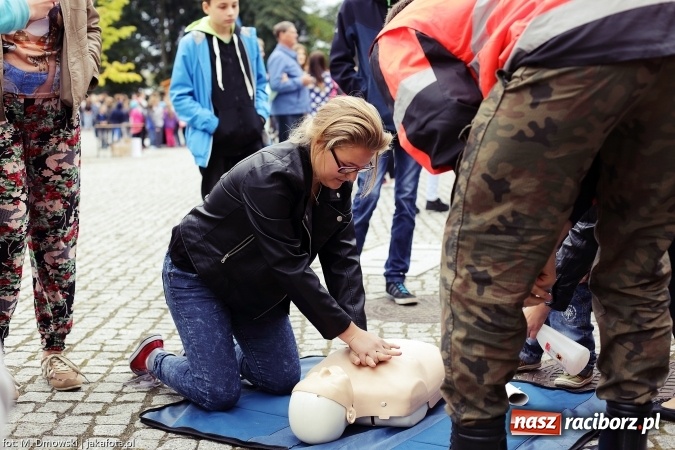 Zdjęcie w galerii na portalu naszraciborz.pl: Piknik militarny na zamku - uczniowie ZSOMS złożyli ślubowanie wiadomości z regionu