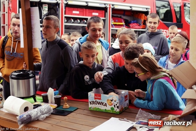 Zdjęcie w galerii na portalu naszraciborz.pl: Piknik militarny na zamku - uczniowie ZSOMS złożyli ślubowanie wiadomości z regionu