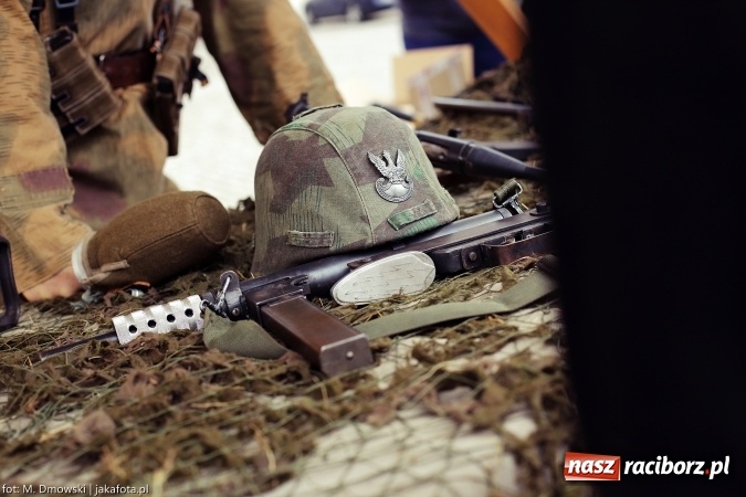 Zdjęcie w galerii na portalu naszraciborz.pl: Piknik militarny na zamku - uczniowie ZSOMS złożyli ślubowanie wiadomości z regionu