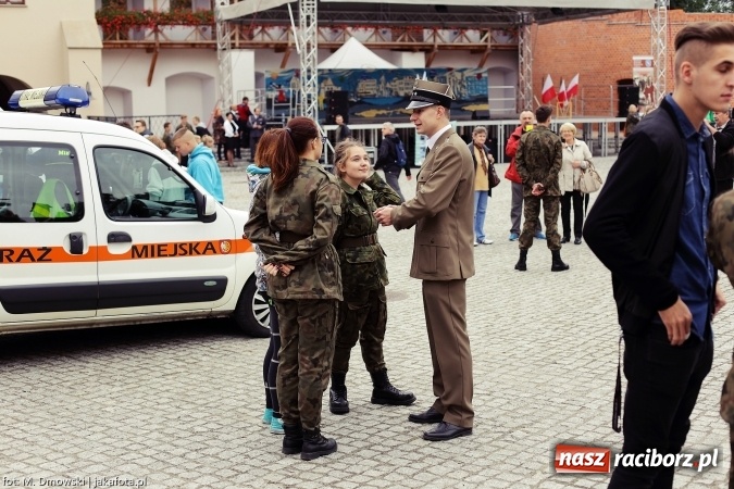 Zdjęcie w galerii na portalu naszraciborz.pl: Piknik militarny na zamku - uczniowie ZSOMS złożyli ślubowanie wiadomości z regionu