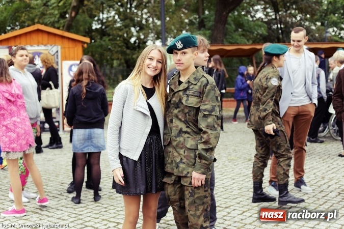 Zdjęcie w galerii na portalu naszraciborz.pl: Piknik militarny na zamku - uczniowie ZSOMS złożyli ślubowanie wiadomości z regionu