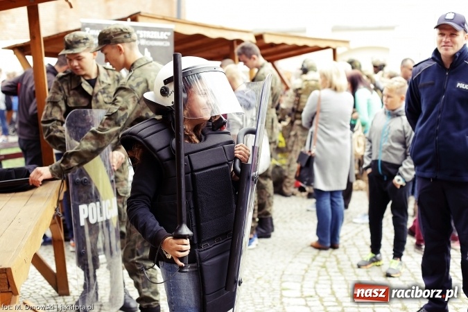 Zdjęcie w galerii na portalu naszraciborz.pl: Piknik militarny na zamku - uczniowie ZSOMS złożyli ślubowanie wiadomości z regionu