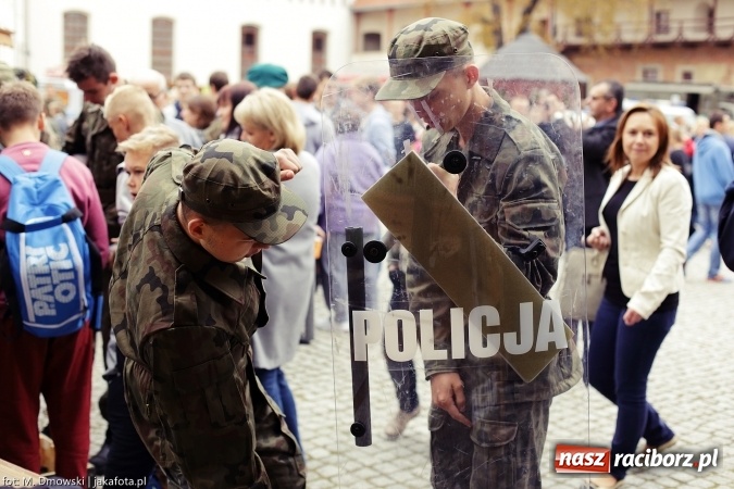 Zdjęcie w galerii na portalu naszraciborz.pl: Piknik militarny na zamku - uczniowie ZSOMS złożyli ślubowanie wiadomości z regionu