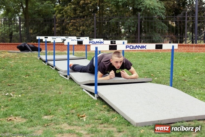Zdjęcie w galerii na portalu naszraciborz.pl: Piknik militarny na zamku - uczniowie ZSOMS złożyli ślubowanie wiadomości z regionu