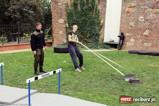 Zdjęcie w galerii na portalu naszraciborz.pl: Piknik militarny na zamku - uczniowie ZSOMS złożyli ślubowanie wiadomości z regionu