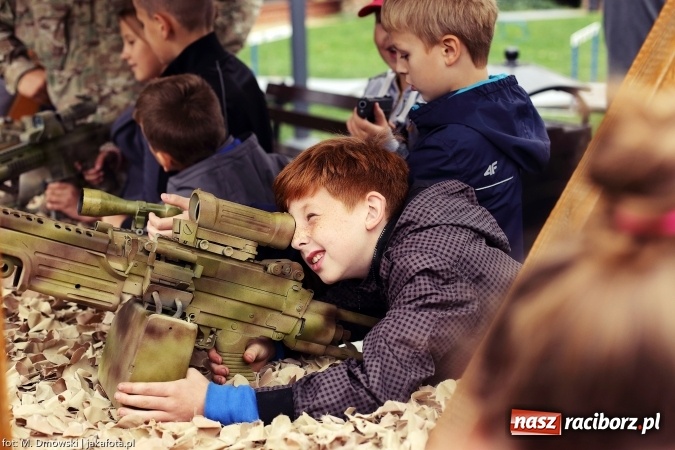 Zdjęcie w galerii na portalu naszraciborz.pl: Piknik militarny na zamku - uczniowie ZSOMS złożyli ślubowanie wiadomości z regionu