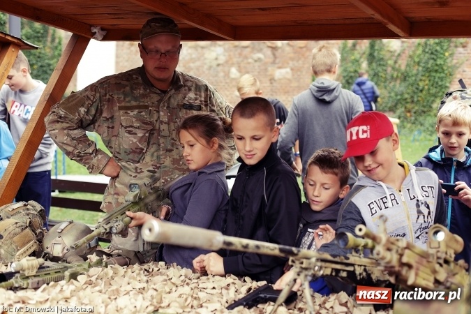 Zdjęcie w galerii na portalu naszraciborz.pl: Piknik militarny na zamku - uczniowie ZSOMS złożyli ślubowanie wiadomości z regionu