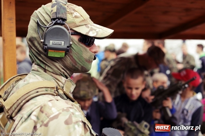 Zdjęcie w galerii na portalu naszraciborz.pl: Piknik militarny na zamku - uczniowie ZSOMS złożyli ślubowanie wiadomości z regionu