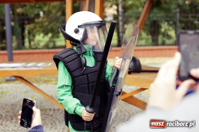 Zdjęcie w galerii na portalu naszraciborz.pl: Piknik militarny na zamku - uczniowie ZSOMS złożyli ślubowanie wiadomości z regionu