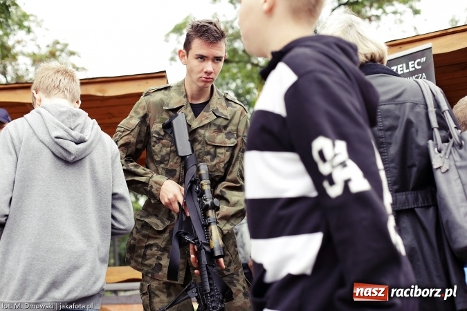 Zdjęcie w galerii na portalu naszraciborz.pl: Piknik militarny na zamku - uczniowie ZSOMS złożyli ślubowanie wiadomości z regionu