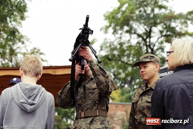 Zdjęcie w galerii na portalu naszraciborz.pl: Piknik militarny na zamku - uczniowie ZSOMS złożyli ślubowanie wiadomości z regionu