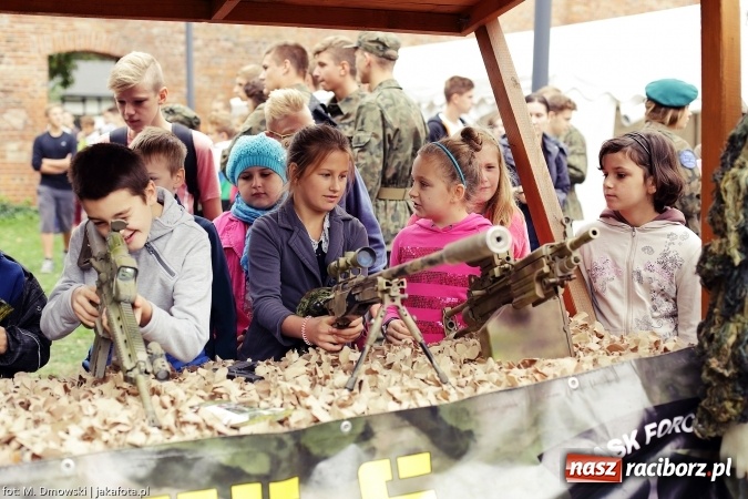 Zdjęcie w galerii na portalu naszraciborz.pl: Piknik militarny na zamku - uczniowie ZSOMS złożyli ślubowanie wiadomości z regionu
