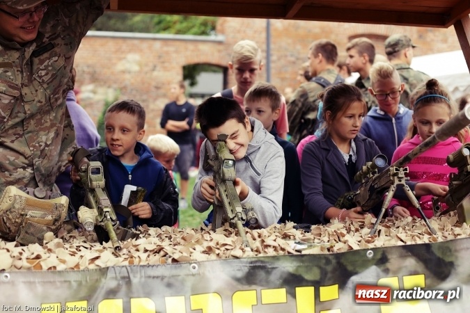 Zdjęcie w galerii na portalu naszraciborz.pl: Piknik militarny na zamku - uczniowie ZSOMS złożyli ślubowanie wiadomości z regionu