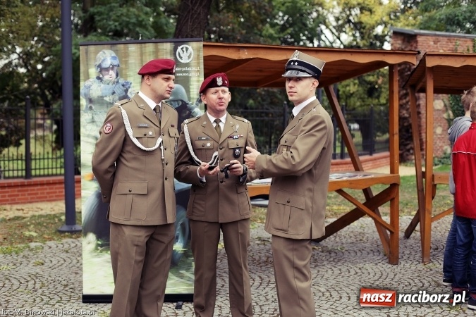 Zdjęcie w galerii na portalu naszraciborz.pl: Piknik militarny na zamku - uczniowie ZSOMS złożyli ślubowanie wiadomości z regionu