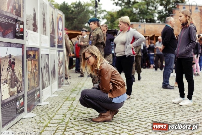 Zdjęcie w galerii na portalu naszraciborz.pl: Piknik militarny na zamku - uczniowie ZSOMS złożyli ślubowanie wiadomości z regionu