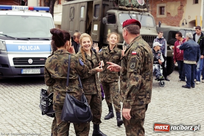 Zdjęcie w galerii na portalu naszraciborz.pl: Piknik militarny na zamku - uczniowie ZSOMS złożyli ślubowanie wiadomości z regionu