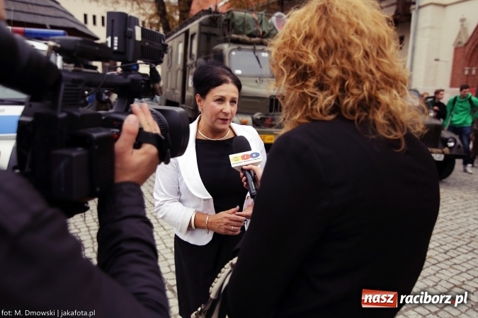 Zdjęcie w galerii na portalu naszraciborz.pl: Piknik militarny na zamku - uczniowie ZSOMS złożyli ślubowanie wiadomości z regionu