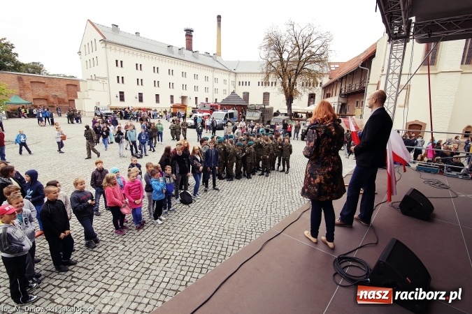 Zdjęcie w galerii na portalu naszraciborz.pl: Piknik militarny na zamku - uczniowie ZSOMS złożyli ślubowanie wiadomości z regionu