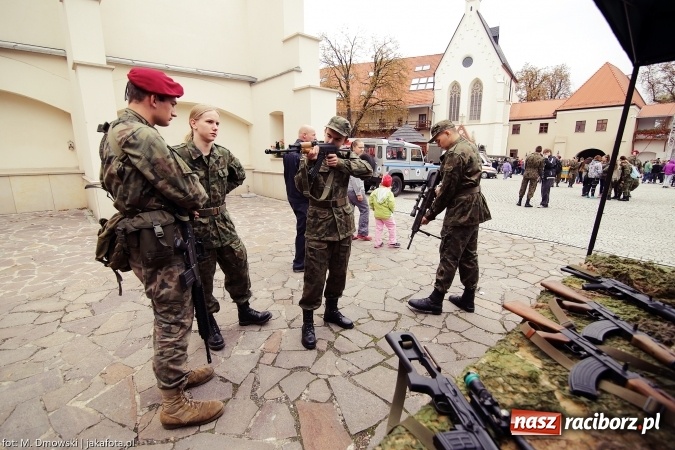 Zdjęcie w galerii na portalu naszraciborz.pl: Piknik militarny na zamku - uczniowie ZSOMS złożyli ślubowanie wiadomości z regionu