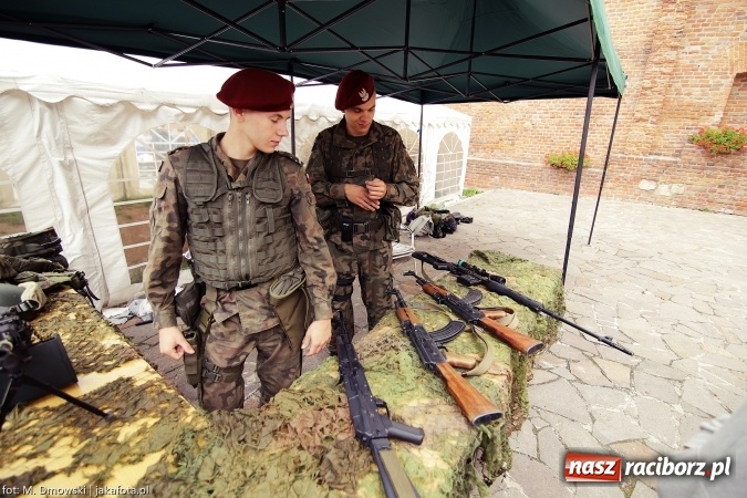 Zdjęcie w galerii na portalu naszraciborz.pl: Piknik militarny na zamku - uczniowie ZSOMS złożyli ślubowanie wiadomości z regionu