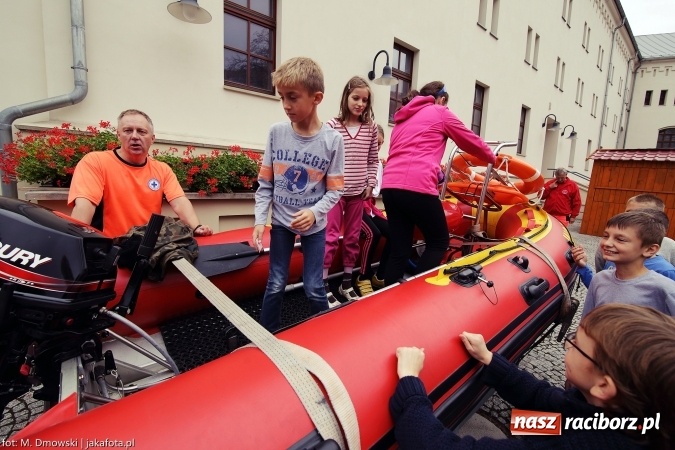 Zdjęcie w galerii na portalu naszraciborz.pl: Piknik militarny na zamku - uczniowie ZSOMS złożyli ślubowanie wiadomości z regionu