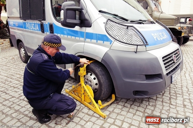 Zdjęcie w galerii na portalu naszraciborz.pl: Piknik militarny na zamku - uczniowie ZSOMS złożyli ślubowanie wiadomości z regionu