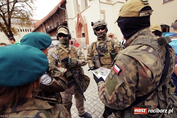 Zdjęcie w galerii na portalu naszraciborz.pl: Piknik militarny na zamku - uczniowie ZSOMS złożyli ślubowanie wiadomości z regionu