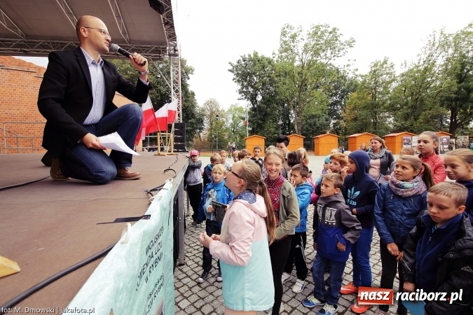 Zdjęcie w galerii na portalu naszraciborz.pl: Piknik militarny na zamku - uczniowie ZSOMS złożyli ślubowanie wiadomości z regionu