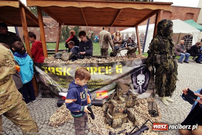 Zdjęcie w galerii na portalu naszraciborz.pl: Piknik militarny na zamku - uczniowie ZSOMS złożyli ślubowanie wiadomości z regionu