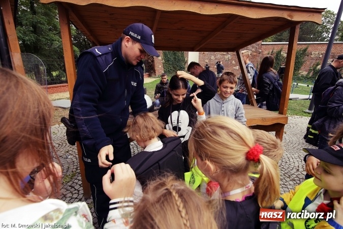 Zdjęcie w galerii na portalu naszraciborz.pl: Piknik militarny na zamku - uczniowie ZSOMS złożyli ślubowanie wiadomości z regionu