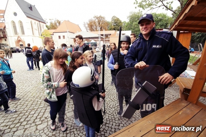 Zdjęcie w galerii na portalu naszraciborz.pl: Piknik militarny na zamku - uczniowie ZSOMS złożyli ślubowanie wiadomości z regionu