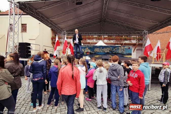 Zdjęcie w galerii na portalu naszraciborz.pl: Piknik militarny na zamku - uczniowie ZSOMS złożyli ślubowanie wiadomości z regionu