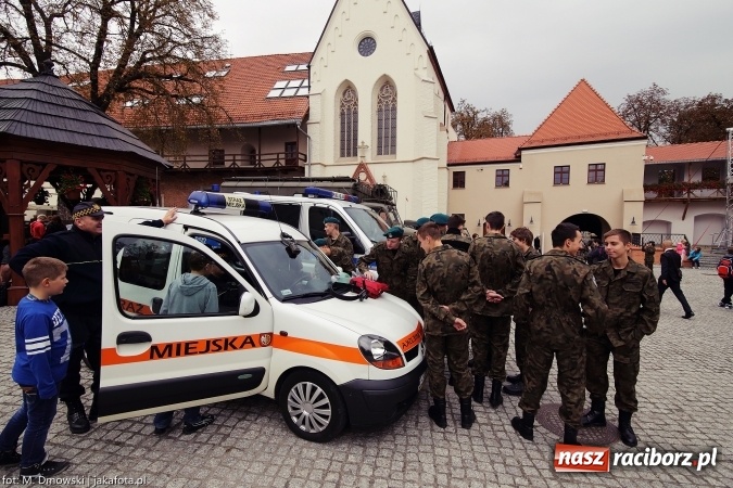 Zdjęcie w galerii na portalu naszraciborz.pl: Piknik militarny na zamku - uczniowie ZSOMS złożyli ślubowanie wiadomości z regionu