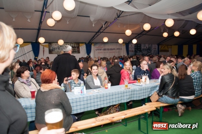 Zdjęcie w galerii na portalu naszraciborz.pl: Oktoberfest w Szymocicach – jak na Bajerach… wiadomości z regionu