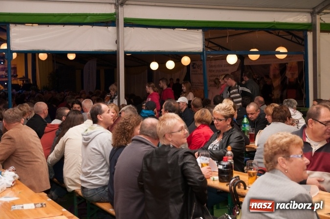 Zdjęcie w galerii na portalu naszraciborz.pl: Oktoberfest w Szymocicach – jak na Bajerach… wiadomości z regionu