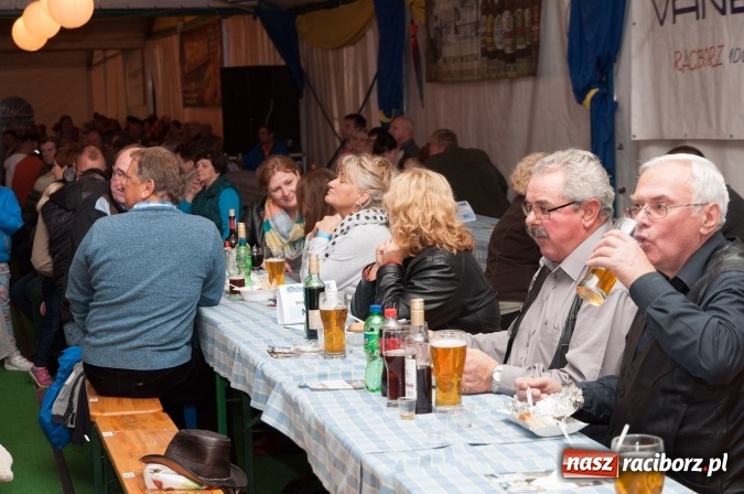 Zdjęcie w galerii na portalu naszraciborz.pl: Oktoberfest w Szymocicach – jak na Bajerach… wiadomości z regionu