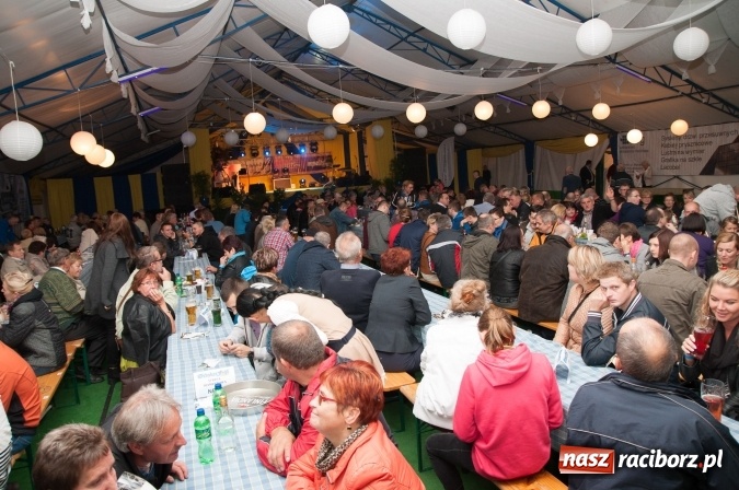 Zdjęcie w galerii na portalu naszraciborz.pl: Oktoberfest w Szymocicach – jak na Bajerach… wiadomości z regionu