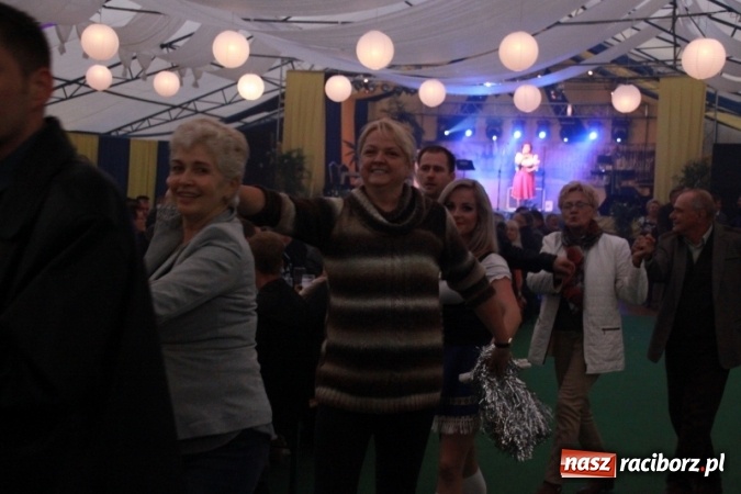 Zdjęcie w galerii na portalu naszraciborz.pl: Oktoberfest w Szymocicach – jak na Bajerach… wiadomości z regionu