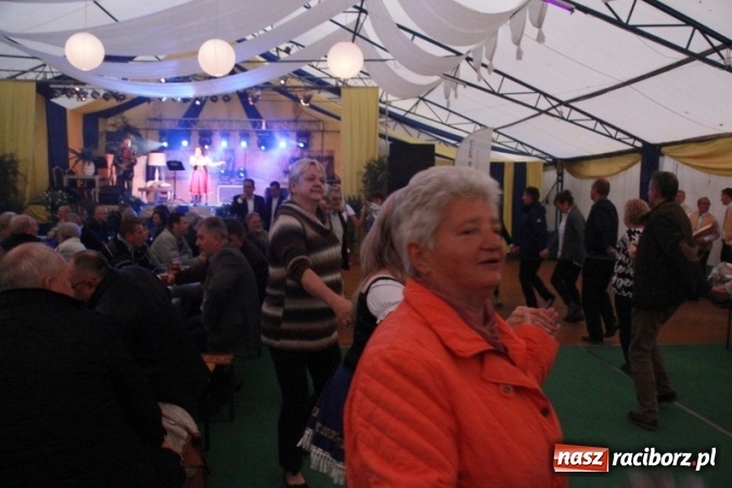 Zdjęcie w galerii na portalu naszraciborz.pl: Oktoberfest w Szymocicach – jak na Bajerach… wiadomości z regionu