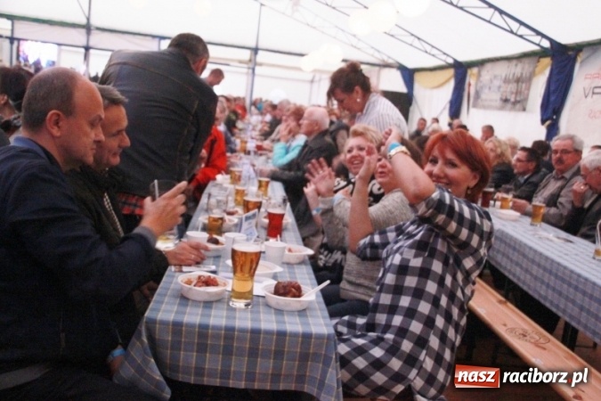 Zdjęcie w galerii na portalu naszraciborz.pl: Oktoberfest w Szymocicach – jak na Bajerach… wiadomości z regionu