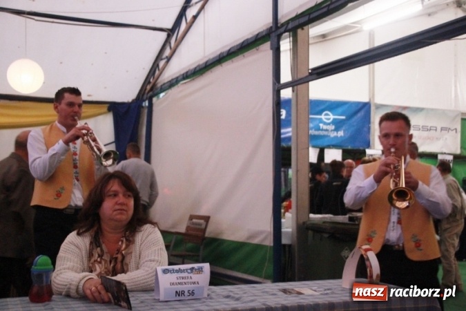 Zdjęcie w galerii na portalu naszraciborz.pl: Oktoberfest w Szymocicach – jak na Bajerach… wiadomości z regionu