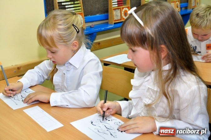 Zdjęcie w galerii na portalu naszraciborz.pl: Uroczyste pasowanie na ucznia osiemnastki wiadomości z regionu