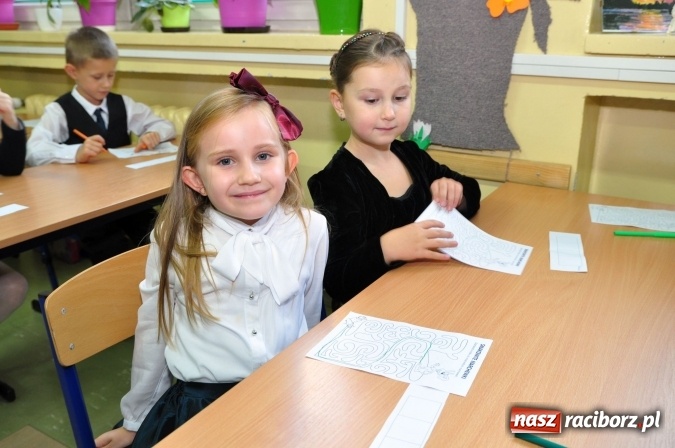 Zdjęcie w galerii na portalu naszraciborz.pl: Uroczyste pasowanie na ucznia osiemnastki wiadomości z regionu