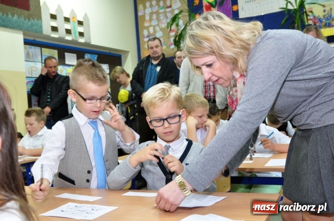 Zdjęcie w galerii na portalu naszraciborz.pl: Uroczyste pasowanie na ucznia osiemnastki wiadomości z regionu